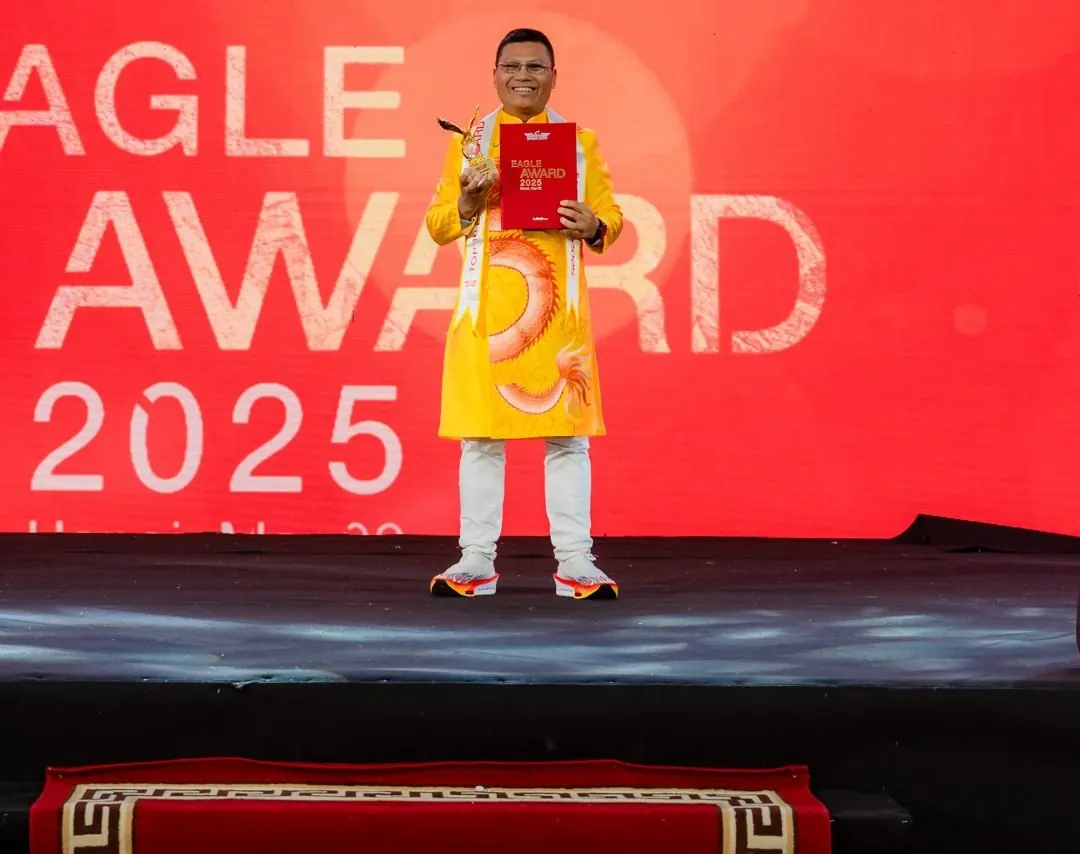 Anh Lê Minh Tuấn cầm cúp trên sân khấu Eagle Award 2025