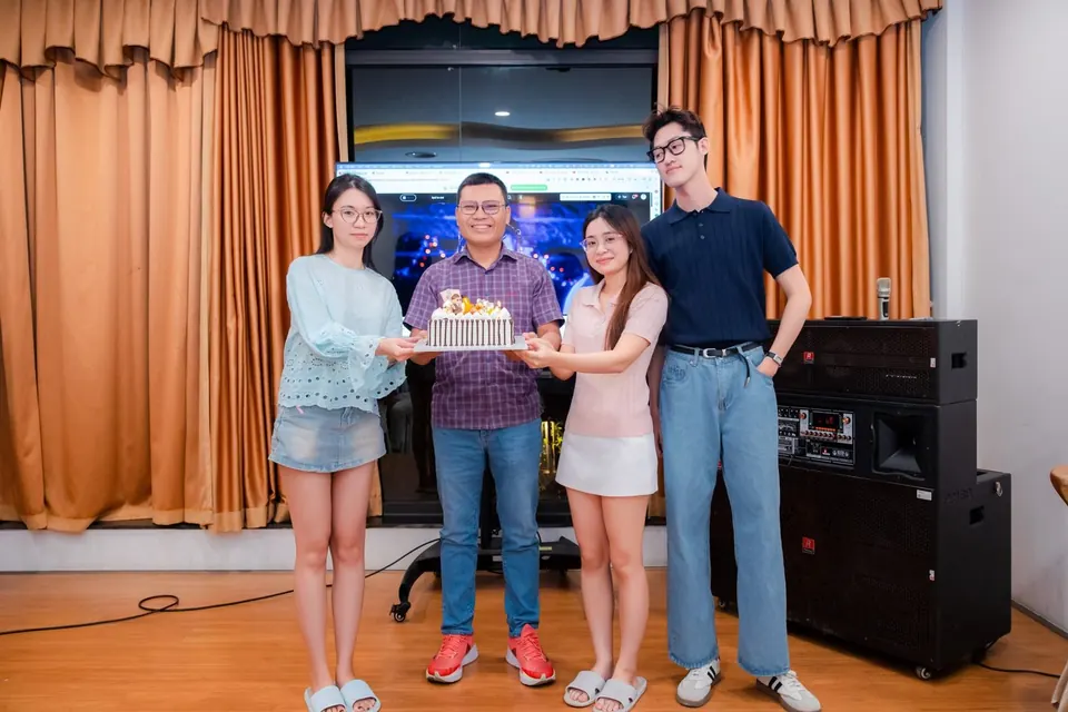 Sinh nhật tập thể có bánh kem
