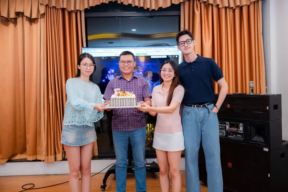 Sinh nhật tập thể có bánh kem