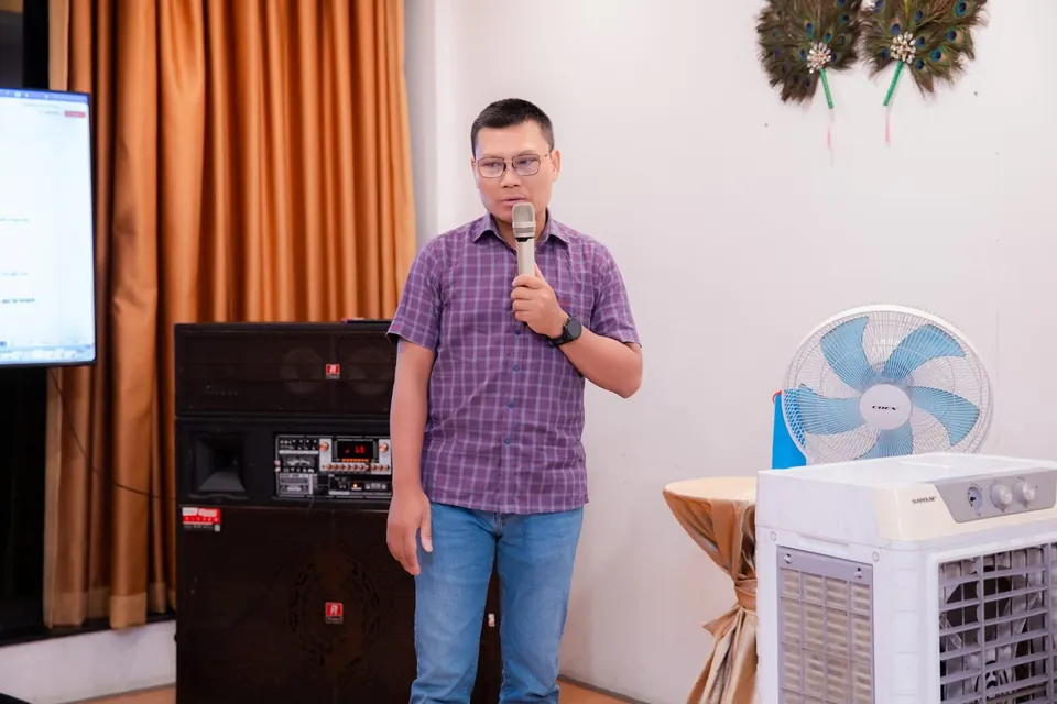 Anh Tuấn trình bày tổng kết tháng cho đội