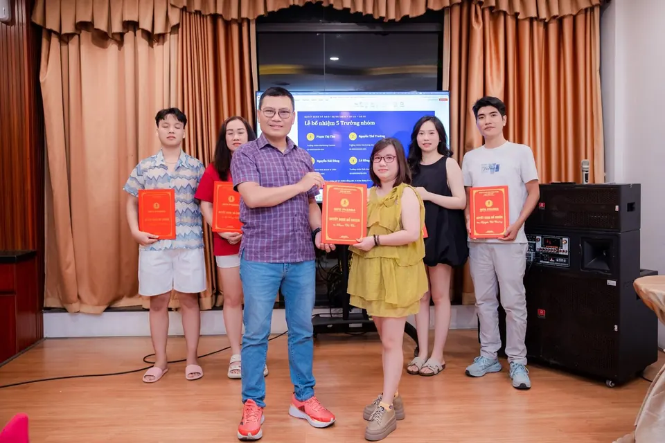 Trao quà và giấy chứng nhận trong buổi tổng kết