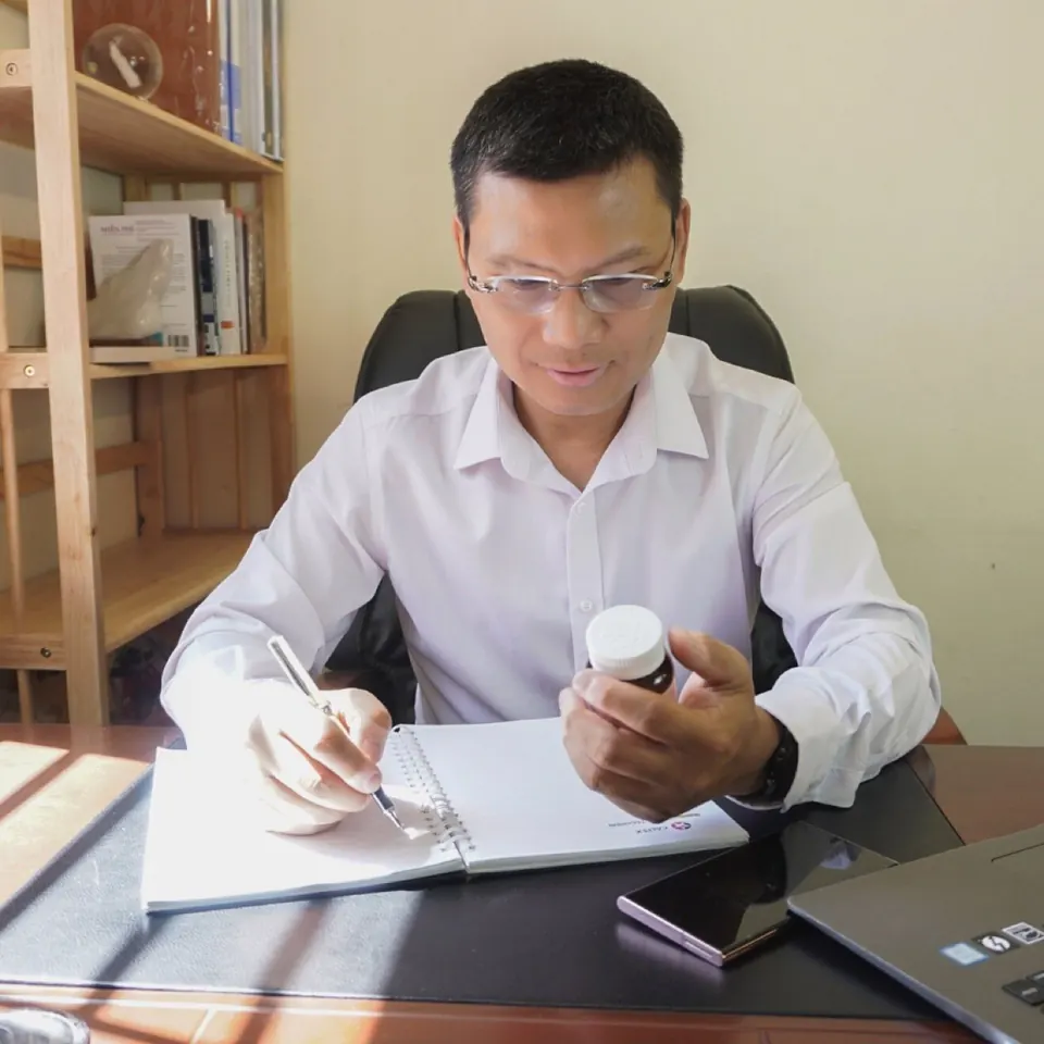 Anh Tuấn tại bàn làm việc