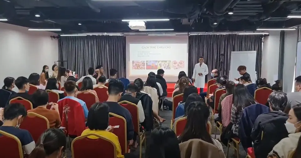 Anh Tuấn đào tạo trước hội trường